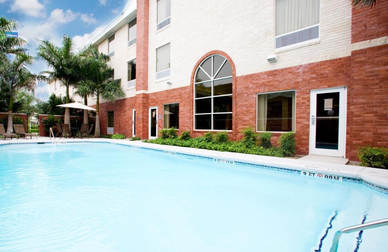 Holiday Inn Express Hotel And Suites Weslaco By Ihg Exterior foto