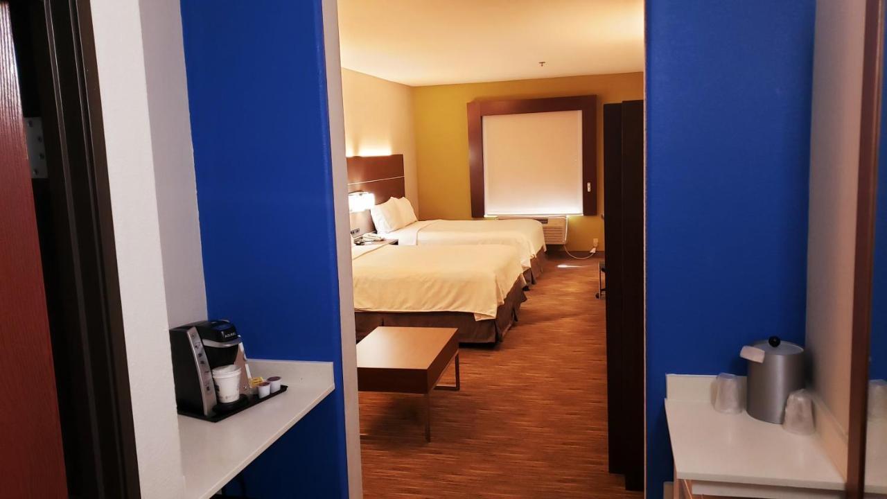 Holiday Inn Express Hotel And Suites Weslaco By Ihg Exterior foto